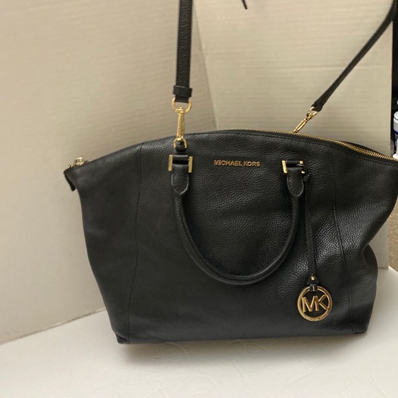 Michael Kors Handbags - Micheal kors Riley Black large satchel